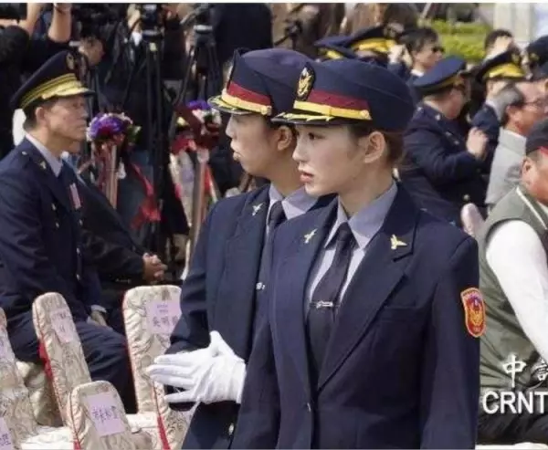 車禍進急診遇「空靈女警」PO文炫耀,神人一搜「原來女警的生活照更精彩....」