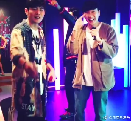 周杰倫找到「林俊傑的蠟像」PK「眼睛大小」!下一秒「林俊傑蠟像」突然唱歌!他被嚇到當場慘摔!