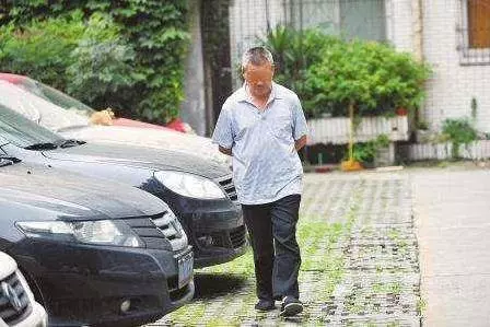 看車老人撿到錢包歸還失主 失主說「錢少了」 耍賴要老人賠!老人拿出手機失主傻了