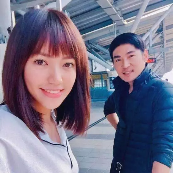 他寧肯將億萬身家給前妻,只願留下女兒,如今50歲因女兒再翻紅!