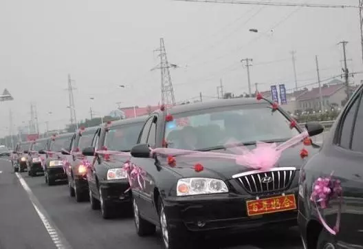 前女友結婚,我開車跟著車隊走了7公裡,手機一亮,來了一條簡訊,我再也不敢追上去!