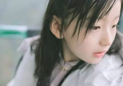 才9歲的女孩天天濃妝,卸妝之後面容憔悴像20,讓人無法想像
