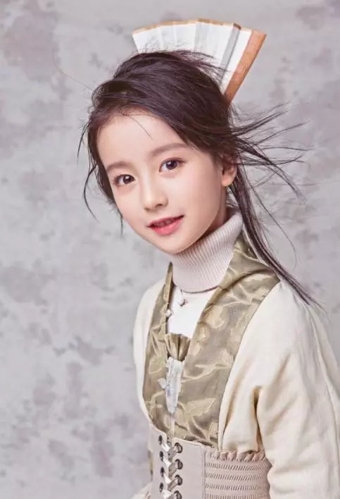 才9歲的女孩天天濃妝,卸妝之後面容憔悴像20,讓人無法想像