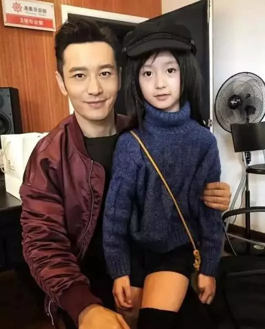 才9歲的女孩天天濃妝,卸妝之後面容憔悴像20,讓人無法想像