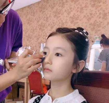 才9歲的女孩天天濃妝,卸妝之後面容憔悴像20,讓人無法想像