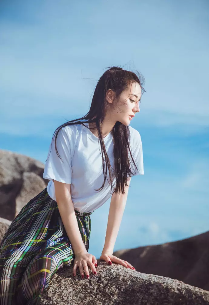 夏天將要過去,迪麗熱巴曬照秀身材,俏皮活潑,網友:這腰這腿
