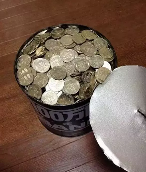 存滿就會有一百萬的存錢筒,存滿後打開卻發現被老闆騙了