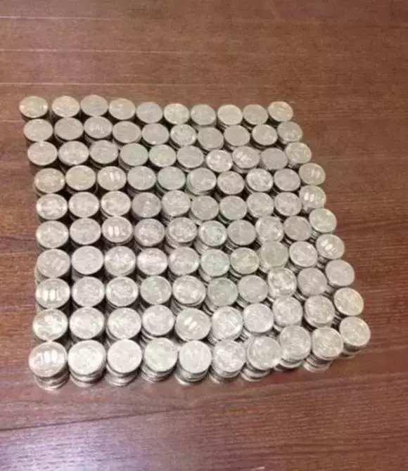 存滿就會有一百萬的存錢筒,存滿後打開卻發現被老闆騙了