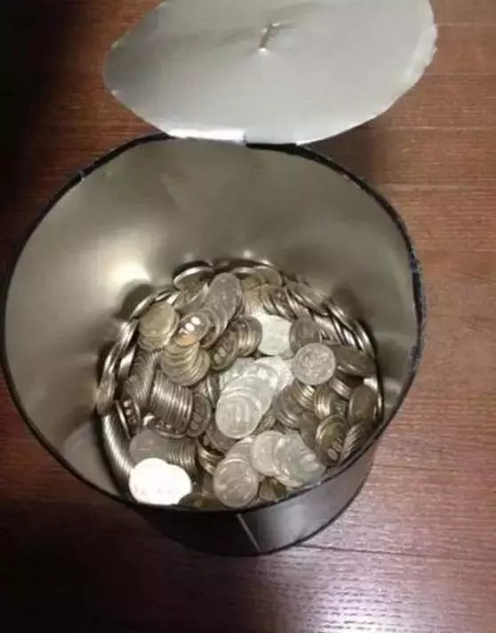 存滿就會有一百萬的存錢筒,存滿後打開卻發現被老闆騙了