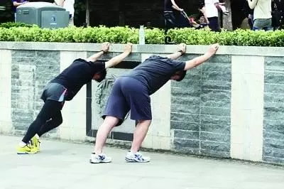 1分鐘的「推牆體操」,80歲也能練,告別便秘、膝關節病