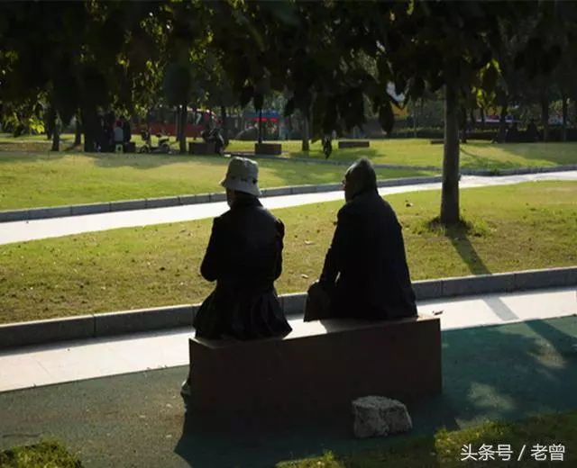 母親每晚花枝招展出門,半夜才回,我偷偷尾隨,從此改變了命運