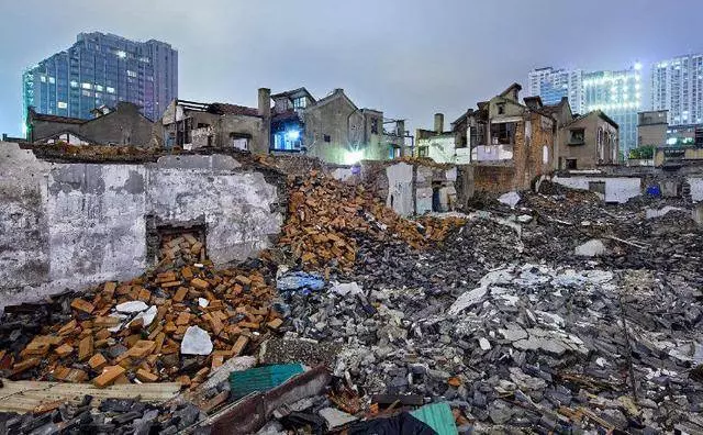 重病父親總是半夜出門,兒子偷偷跟蹤,才知自己早已去世
