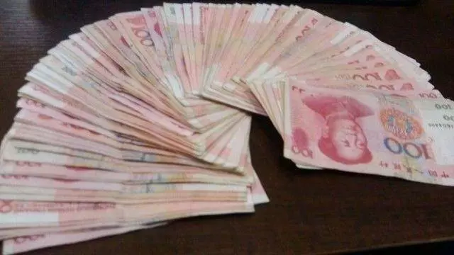 父親再婚把8歲女兒賣掉,小姨搶回養大,二十年後接小姨一家享福