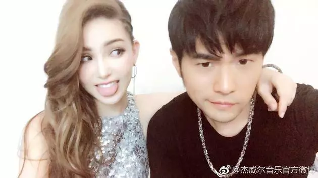 昆凌新髮型曝光,一頭直發簡直吸睛十足,和周董更有夫妻相了,網友:好想剪個同款髮型