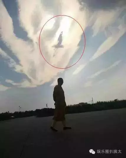 「張智霖」夫妻上山拜佛,拍了張照片,拉近一看!竟是「觀音菩薩」顯靈!
