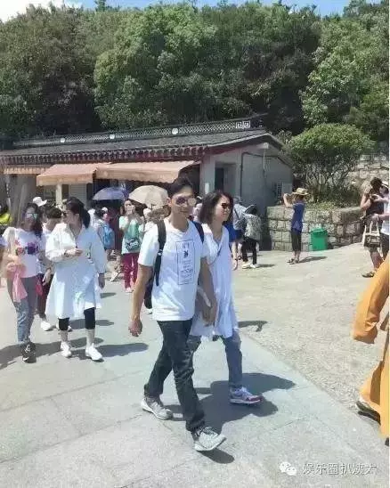 「張智霖」夫妻上山拜佛,拍了張照片,拉近一看!竟是「觀音菩薩」顯靈!