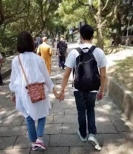 「張智霖」夫妻上山拜佛,拍了張照片,拉近一看!竟是「觀音菩薩」顯靈!