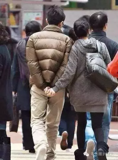 「張智霖」夫妻上山拜佛,拍了張照片,拉近一看!竟是「觀音菩薩」顯靈!
