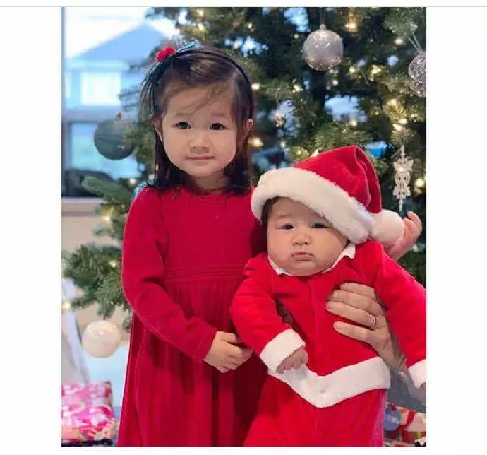 鍾嘉欣二胎後首曬兒女合影,姐弟倆穿聖誕服好喜慶,長得像極了