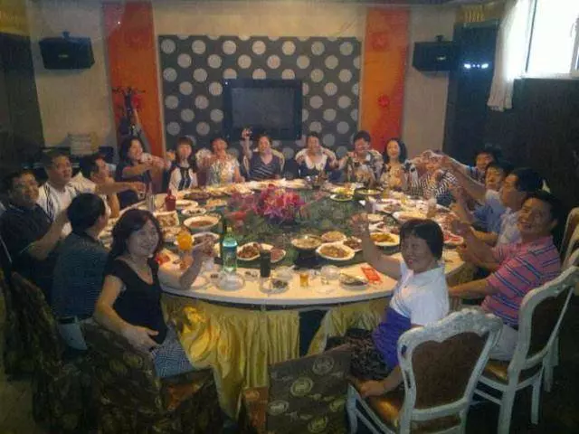 男子參加同學聚會,結帳時眾人裝醉,男子買單後,眾人很生氣