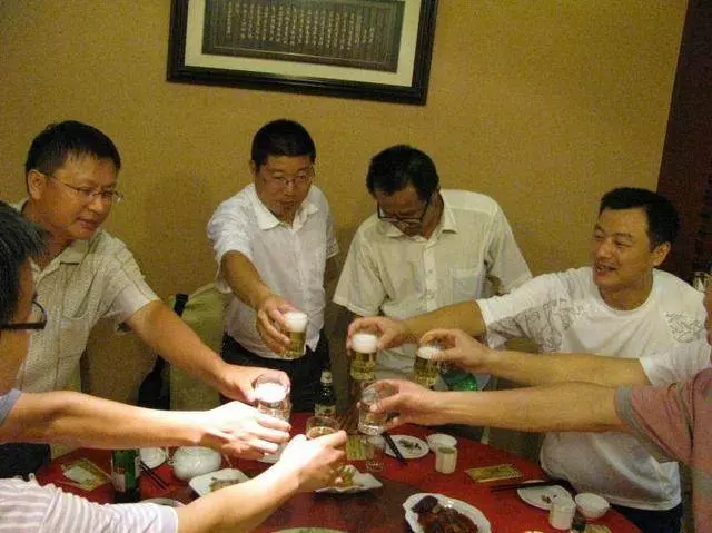 男子參加同學聚會,結帳時眾人裝醉,男子買單後,眾人很生氣
