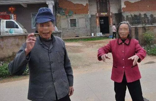母親猝死,傻兒子無人照顧,鄰居來幫他做飯,一瞧米缸,連夜搬家