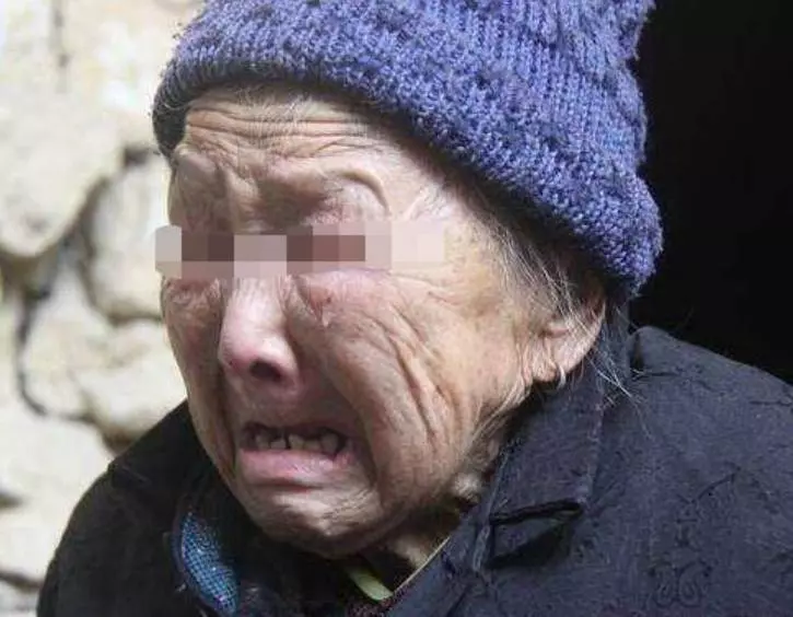 母親猝死,傻兒子無人照顧,鄰居來幫他做飯,一瞧米缸,連夜搬家
