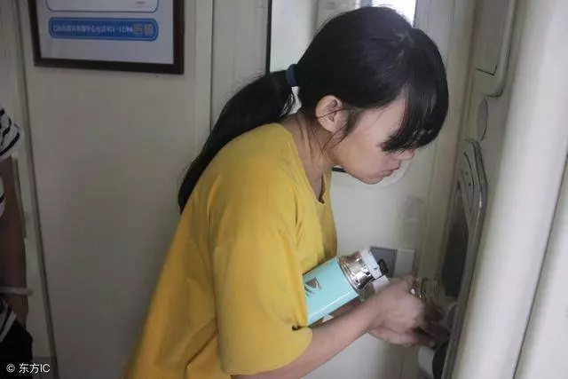 母親猝死,傻兒子無人照顧,鄰居來幫他做飯,一瞧米缸,連夜搬家