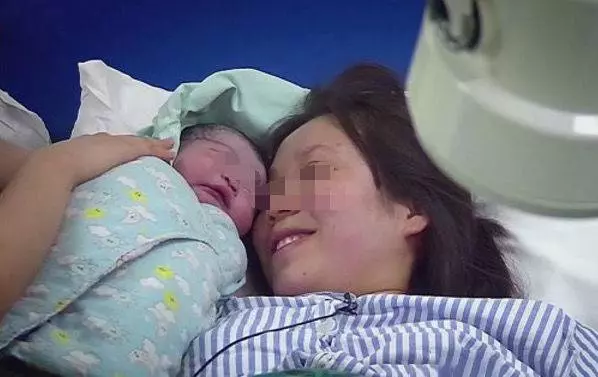 兒媳生子,婆婆獎十萬,丈夫偷走帶情人買包,回家一推門,癱地上