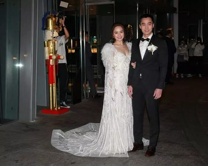 【阿嬌婚宴最搶鏡的來賓】Deep V開得比新娘深,中門大開到肚臍,網友:好性感啊