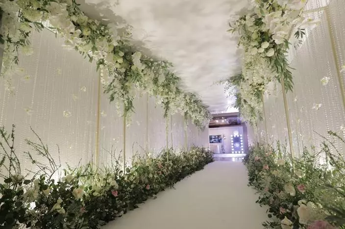 【阿嬌婚宴最搶鏡的來賓】Deep V開得比新娘深,中門大開到肚臍,網友:好性感啊