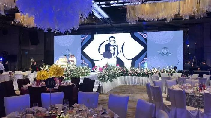 【阿嬌婚宴最搶鏡的來賓】Deep V開得比新娘深,中門大開到肚臍,網友:好性感啊