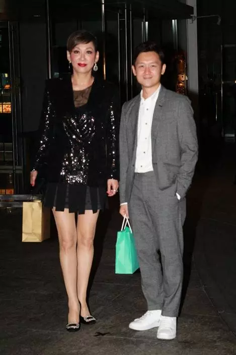 【阿嬌婚宴最搶鏡的來賓】Deep V開得比新娘深,中門大開到肚臍,網友:好性感啊