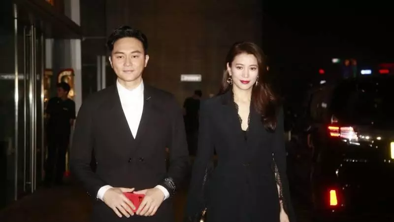 【阿嬌婚宴最搶鏡的來賓】Deep V開得比新娘深,中門大開到肚臍,網友:好性感啊