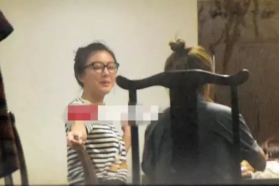 抽菸女星還真不少!秦嵐反差大,鄭爽熟練,baby萌,沒想到她也會,而且姿勢還挺熟練的!