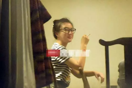 抽菸女星還真不少!秦嵐反差大,鄭爽熟練,baby萌,沒想到她也會,而且姿勢還挺熟練的!