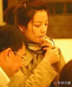 抽菸女星還真不少!秦嵐反差大,鄭爽熟練,baby萌,沒想到她也會,而且姿勢還挺熟練的!