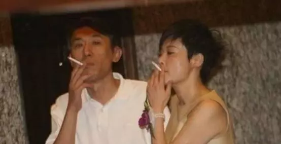 抽菸女星還真不少!秦嵐反差大,鄭爽熟練,baby萌,沒想到她也會,而且姿勢還挺熟練的!