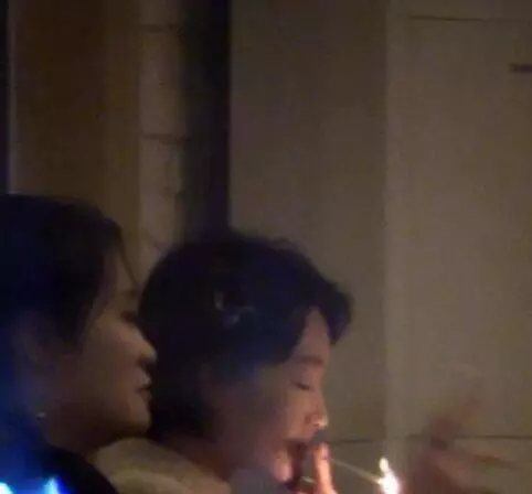 抽菸女星還真不少!秦嵐反差大,鄭爽熟練,baby萌,沒想到她也會,而且姿勢還挺熟練的!