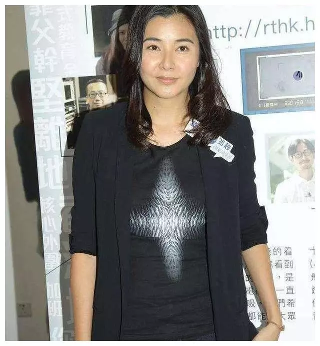 45歲孟佳慧近照曝光,與鄭伊健相愛7年不生子,如今發福成大媽,網友:女神怎麼變成這樣啦?