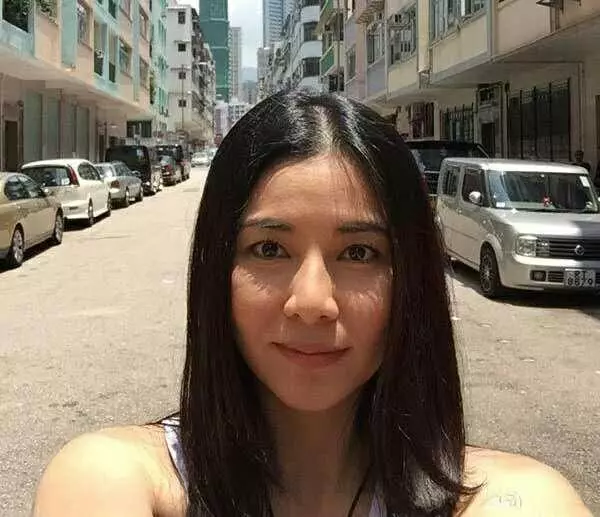 45歲孟佳慧近照曝光,與鄭伊健相愛7年不生子,如今發福成大媽,網友:女神怎麼變成這樣啦?