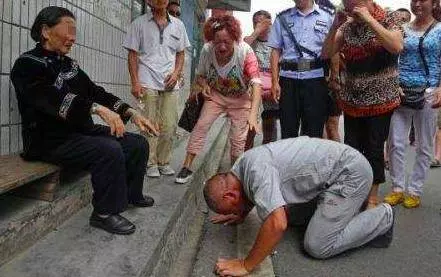 老母親分財產:錢給老大、房給老二、最孝順的老三卻只拿到一封信!看完信頓時跪地流淚