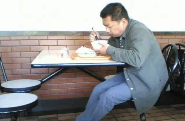 打工仔飯館吃飯,結帳時卻被訛8000塊天價,僵持不下報警,才知老闆救自己一命