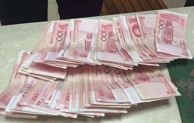 打工仔飯館吃飯,結帳時卻被訛8000塊天價,僵持不下報警,才知老闆救自己一命