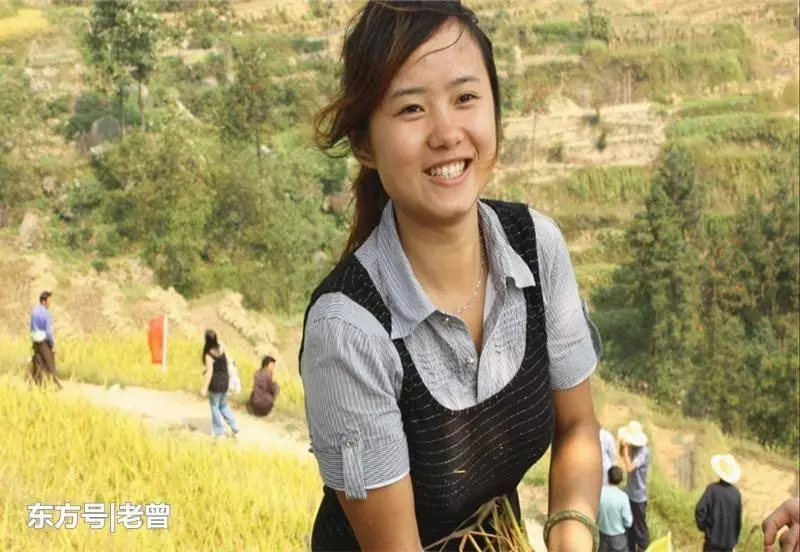 獨女考上大學,寡母請吃飯,全村怕借錢沒人去,大雨中駛來輛豪車