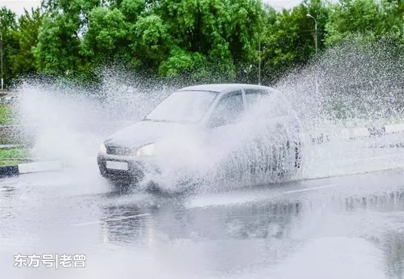 獨女考上大學,寡母請吃飯,全村怕借錢沒人去,大雨中駛來輛豪車
