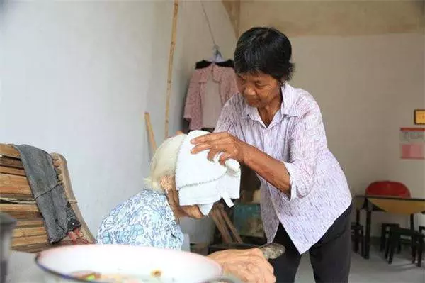 兒子去世後大兒媳讓婆婆喝十年青菜湯,臨終前媳婦卻說:「媽,存款全留給你!」