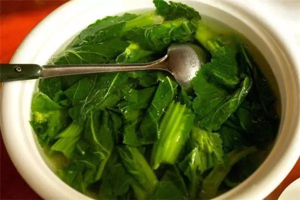 兒子去世後大兒媳讓婆婆喝十年青菜湯,臨終前媳婦卻說:「媽,存款全留給你!」