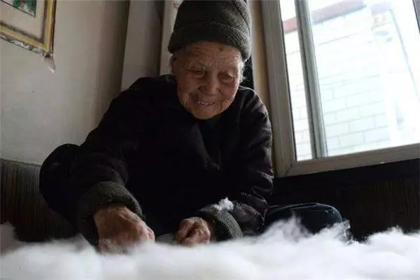 兒子去世後大兒媳讓婆婆喝十年青菜湯,臨終前媳婦卻說:「媽,存款全留給你!」