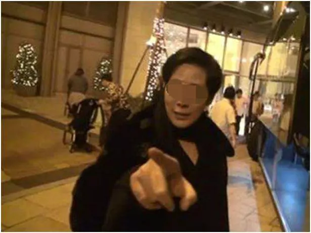 阿嬤吃面忘記帶錢,被店長拽倒在地羞辱,兒子趕來後,店長傻了眼